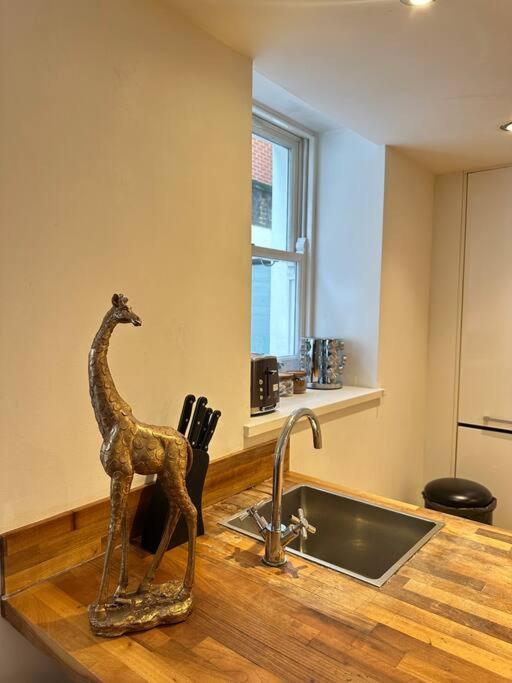 Opulent Oasis In London Apartment ภายนอก รูปภาพ