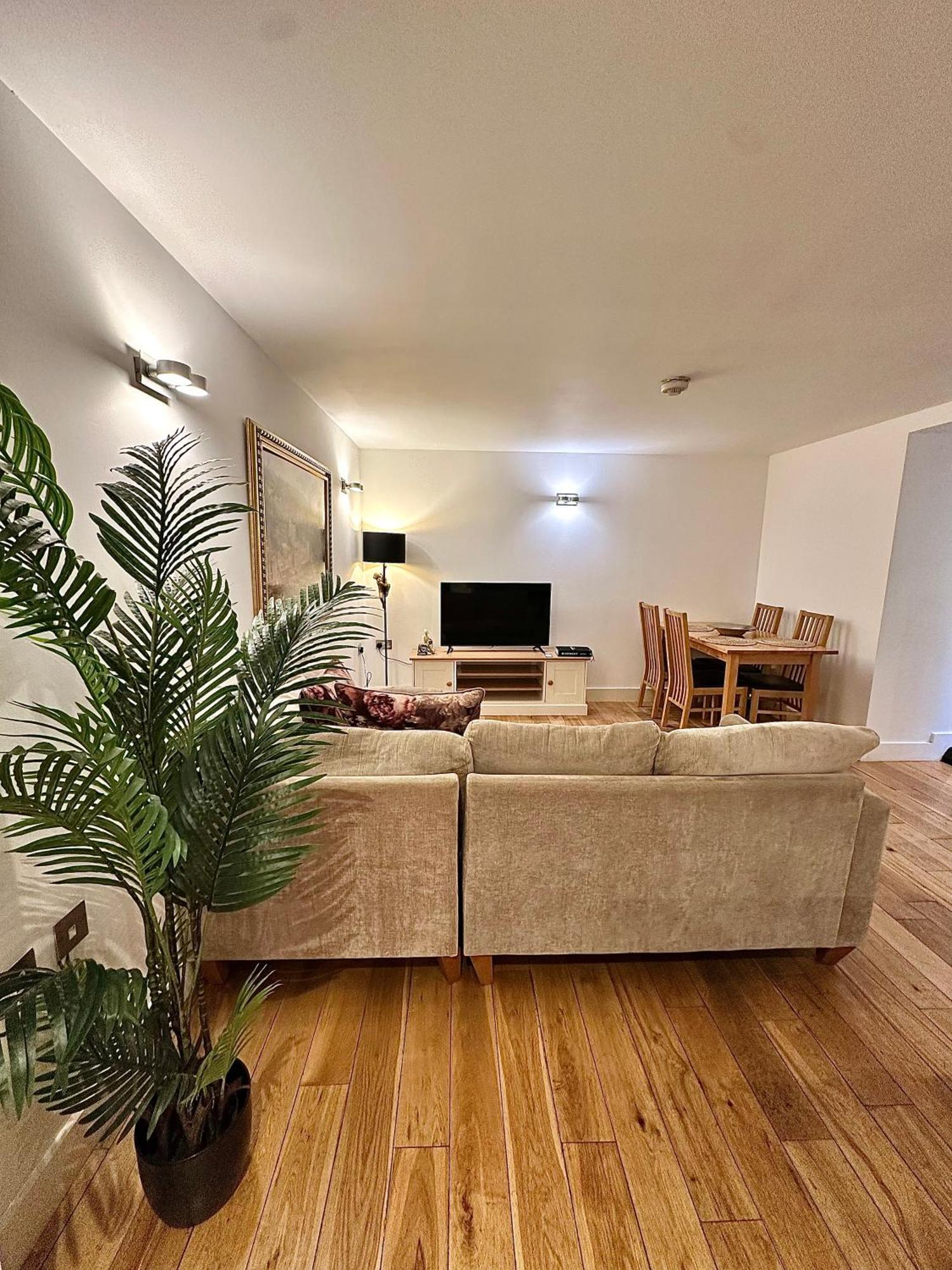 Opulent Oasis In London Apartment ภายนอก รูปภาพ